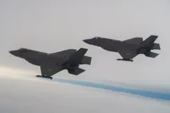 2 F-35 gevechtsvliegtuigen in de lucht.