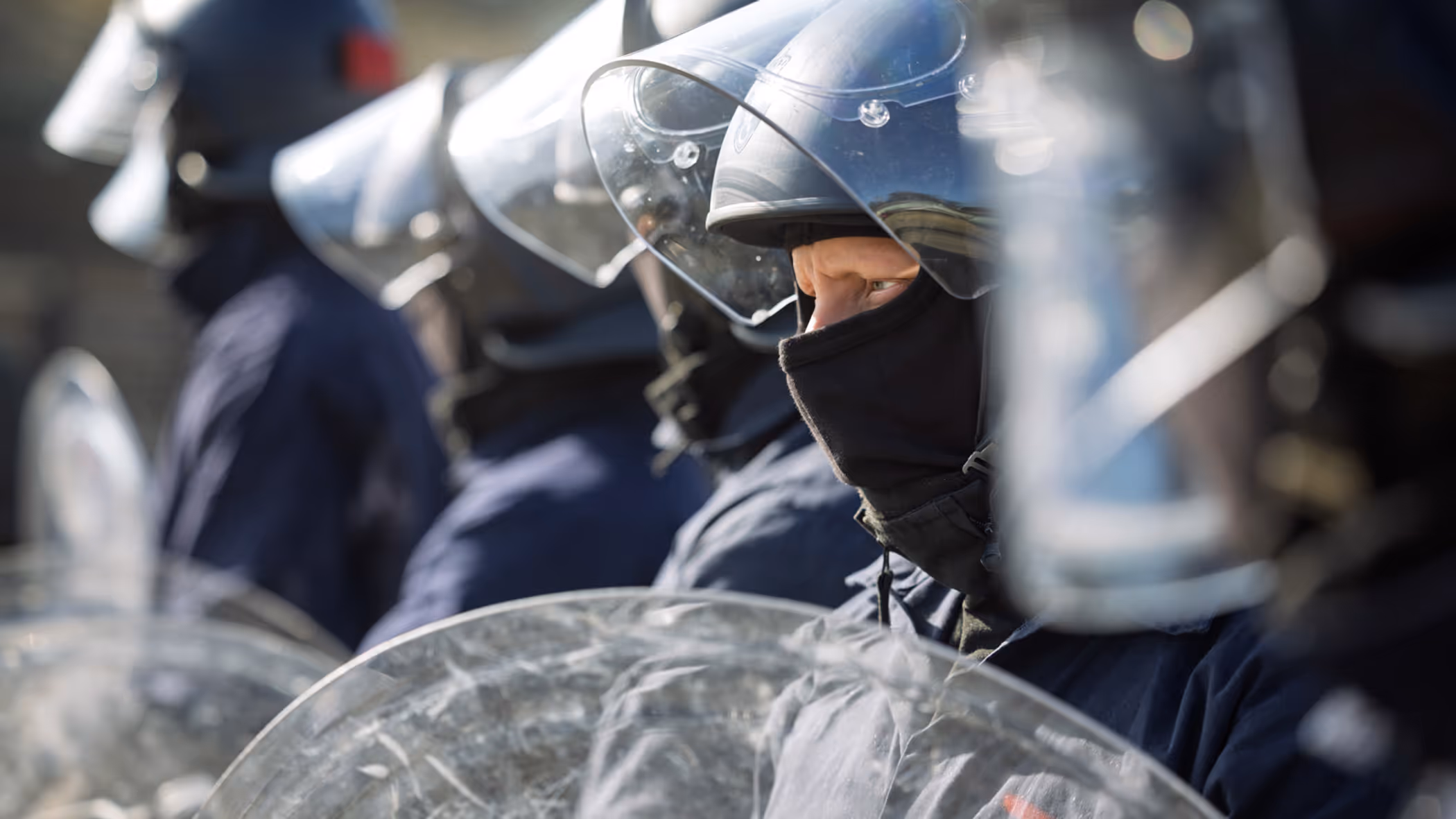 Close-up van een marechaussee met helm en schild. 