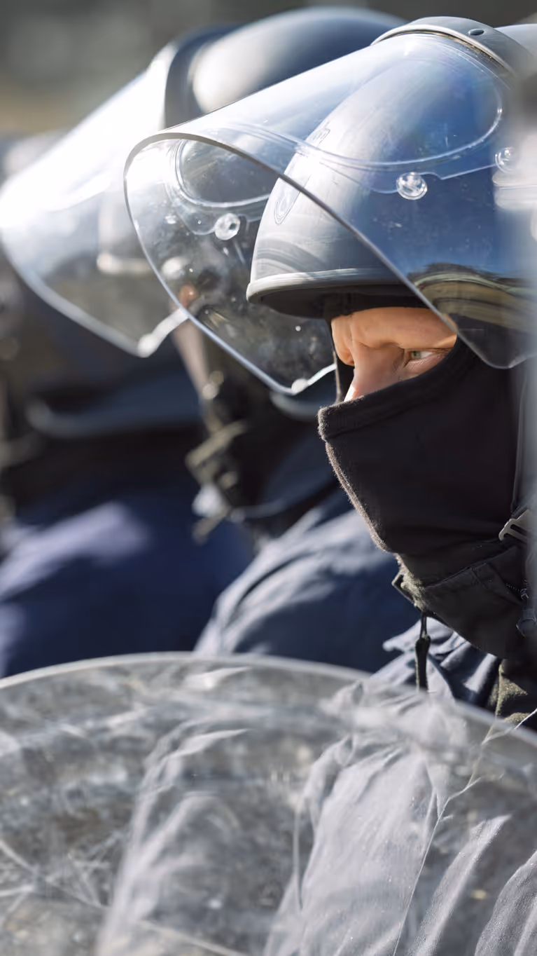 Close-up van een marechaussee met helm en schild. 