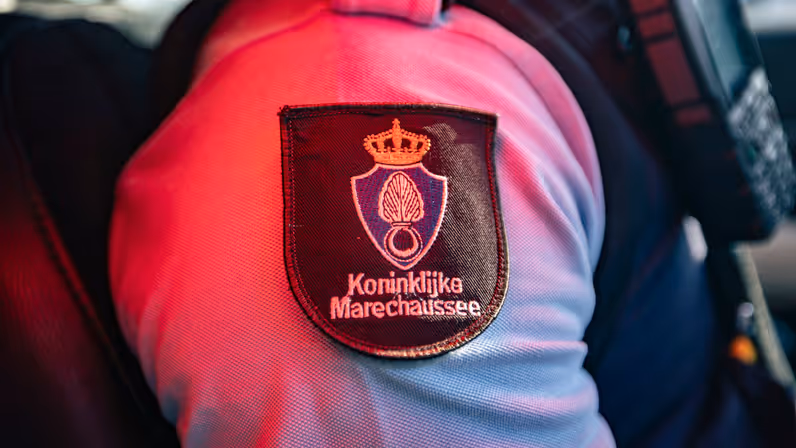 een mouwembleem met daarop Koninklijke Marechaussee.  