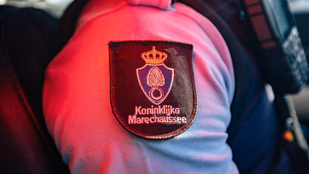 een mouwembleem met daarop Koninklijke Marechaussee.  