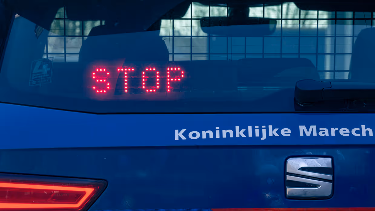 de achterzijde van een dienstvoertuig met de stoptransparant aan.  