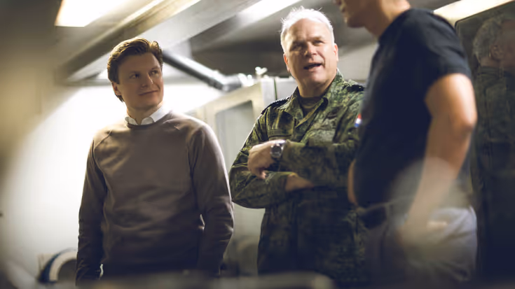 De minister en CDS op bezoek op een schip.