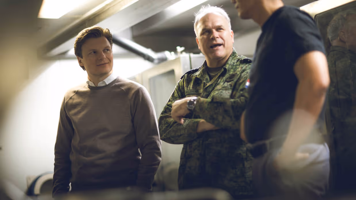 De minister en CDS op bezoek op een schip.