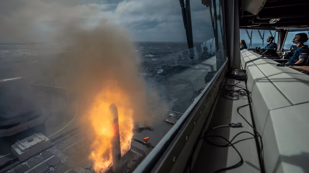 Lancering van een raket vanaf een marineschip.