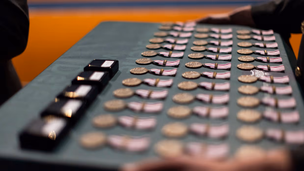 Tafel met daarop medailles uitgestald.