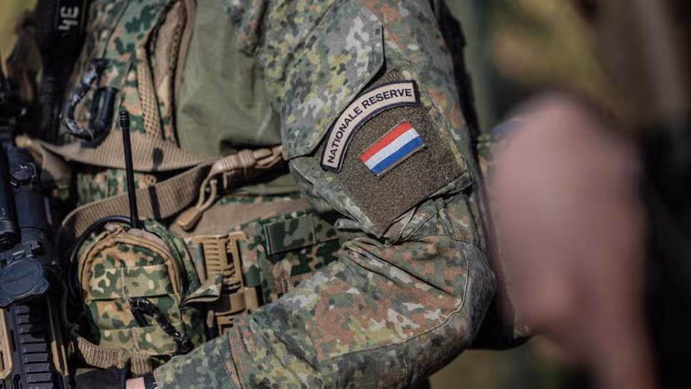 Mouw van uniform met logo reservisten en Nederlandse vlag erop.