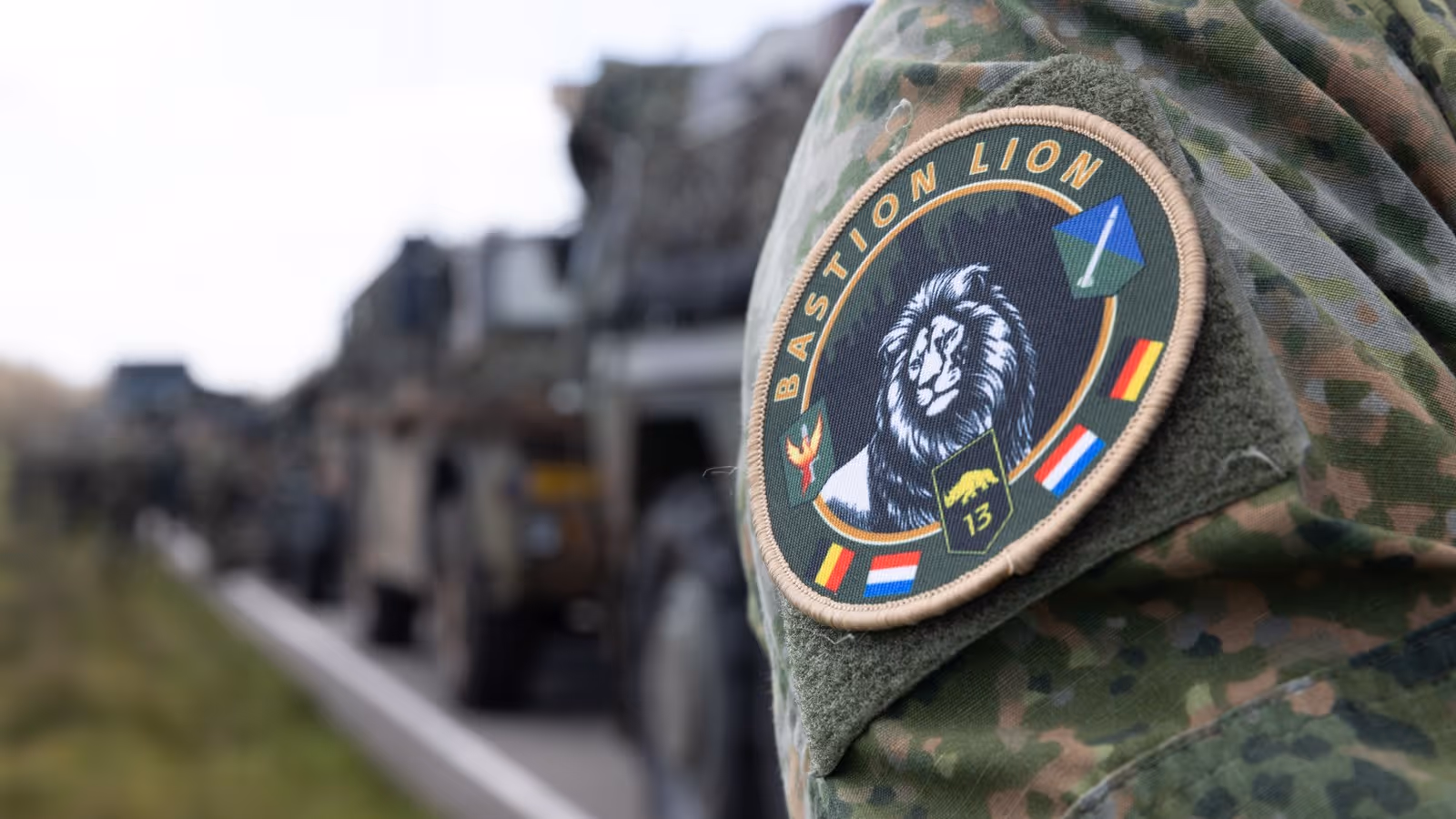Het logo van een NAVO-oefening op de schouder van een militair.