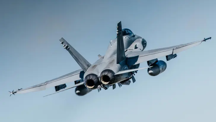 Achterzijde van een F-35 in de lucht. 
