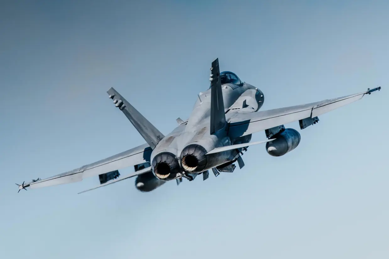 Achterzijde van een F-35 in de lucht. 