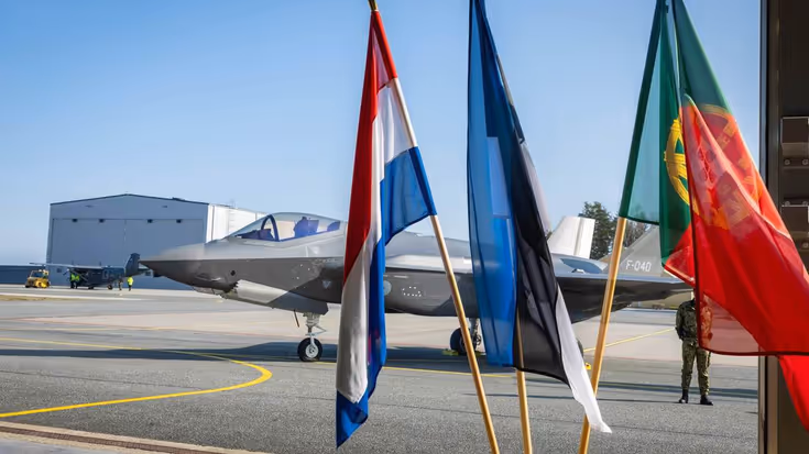 Vlaggen van Nederland, Estland en Portugal met daar achter een F-35.