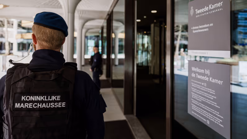 Marechaussees van de HRB voor het tijdelijke gebouw van de Tweede Kamer in Den Haag.