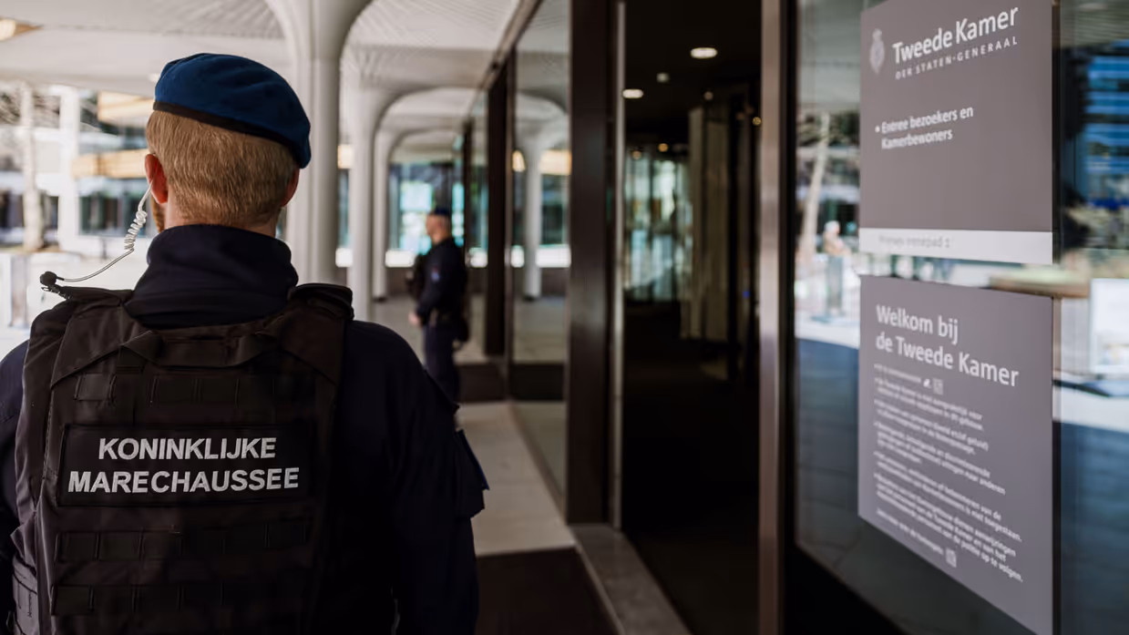 Marechaussees van de HRB voor het tijdelijke gebouw van de Tweede Kamer in Den Haag.
