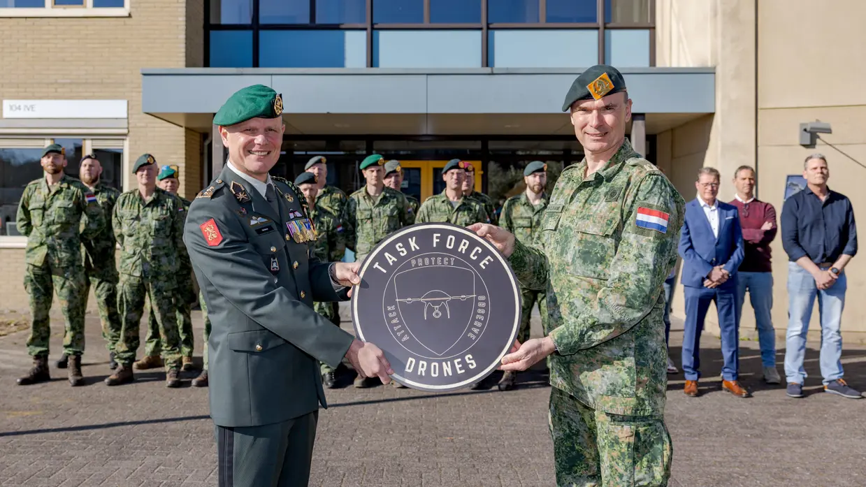 Luitenant-generaal Swillens tijdens de presentatie van de Task Force Drones. 