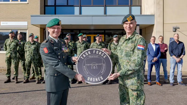 Luitenant-generaal Swillens tijdens de presentatie van de Task Force Drones. 