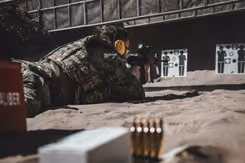 Militair doet al liggend een schietoefening.