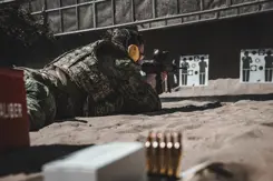 Militair doet al liggend een schietoefening.