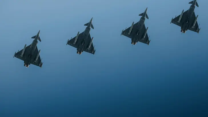 Onderkant van 4 F-35's in de lucht. 