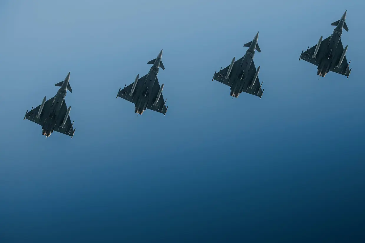 Onderkant van 4 F-35's in de lucht. 