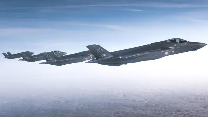  4 F-35's naast elkaar in de lucht.