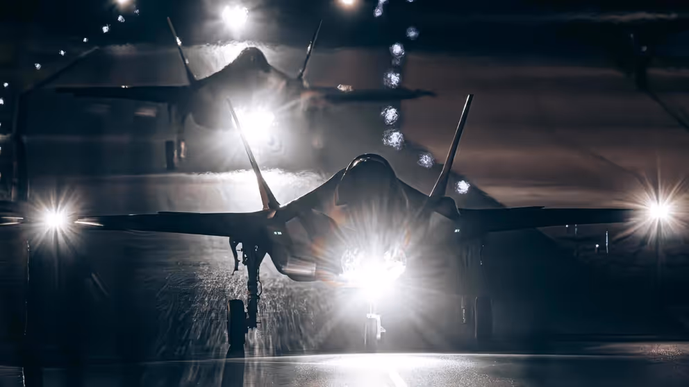 Gevechtsvliegtuigen in het donker.
