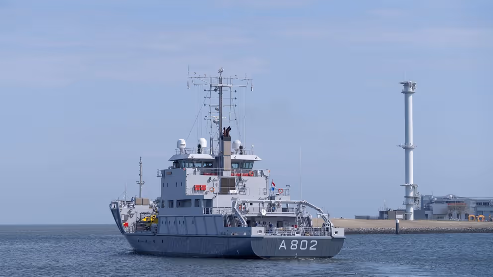 Zr.Ms. Snellius voor de kust.