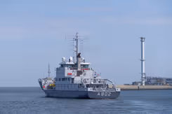 Zr.Ms. Snellius voor de kust.