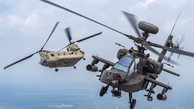 Een Chinook en Apache vliegend boven Texaans landschap.