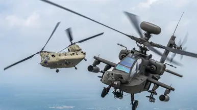 Een Chinook en Apache vliegend boven Texaans landschap.