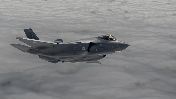 Een F-35 vliegend boven de wolken.