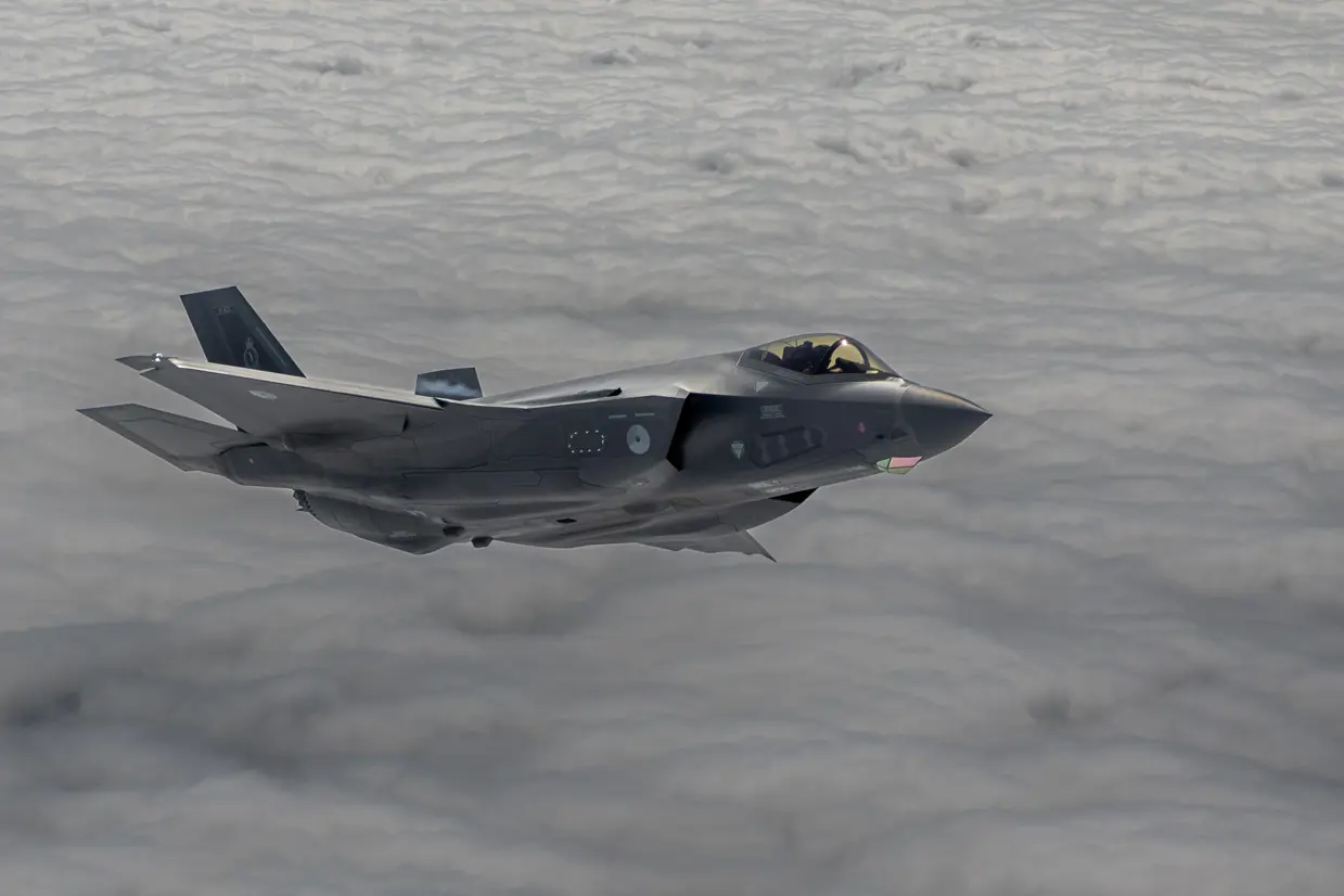 Een F-35 vliegend boven de wolken.