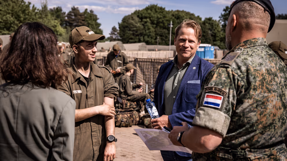 Staatssecretaris Tuinman in gesprek met deelnemers Maatschappelijke Diensttijd. 