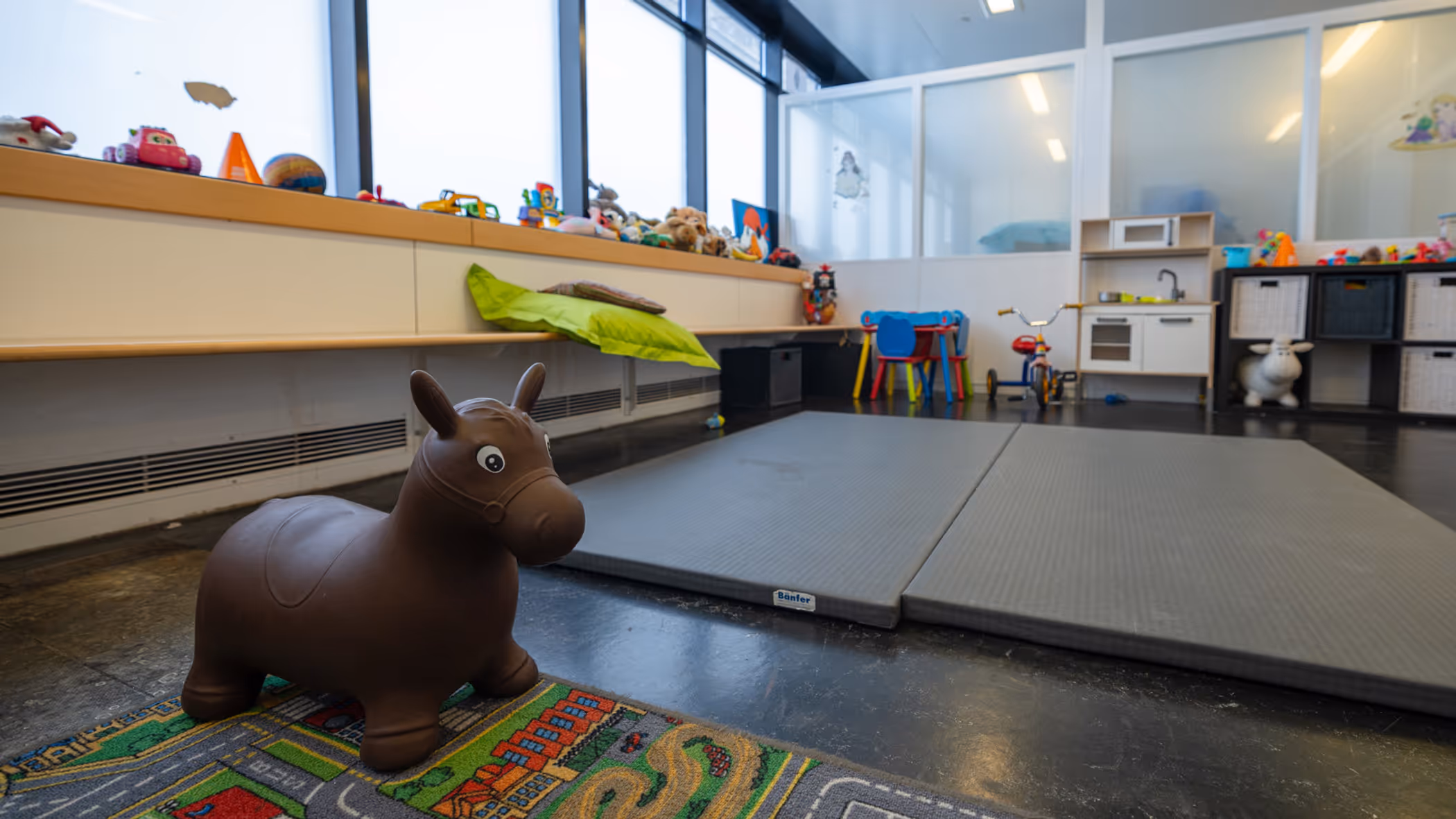 Een speelgoedbeest in de kinderkamer op Schiphol.