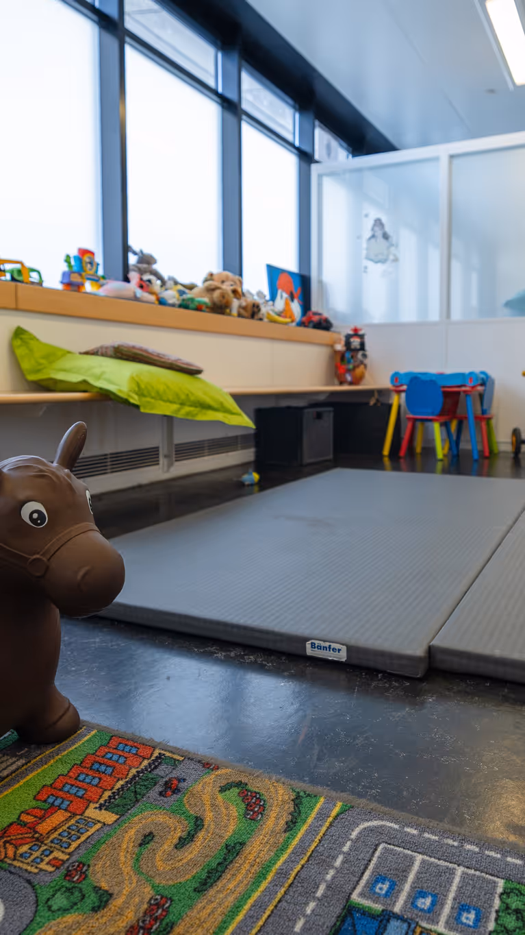 Een speelgoedbeest in de kinderkamer op Schiphol.