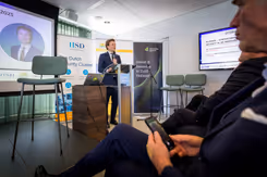 Minister Brekelmans tijdens speech achter katheder.