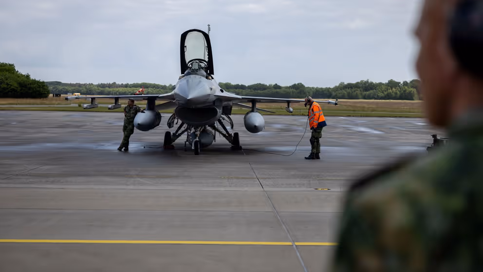Een F-16 staat aan de grond.