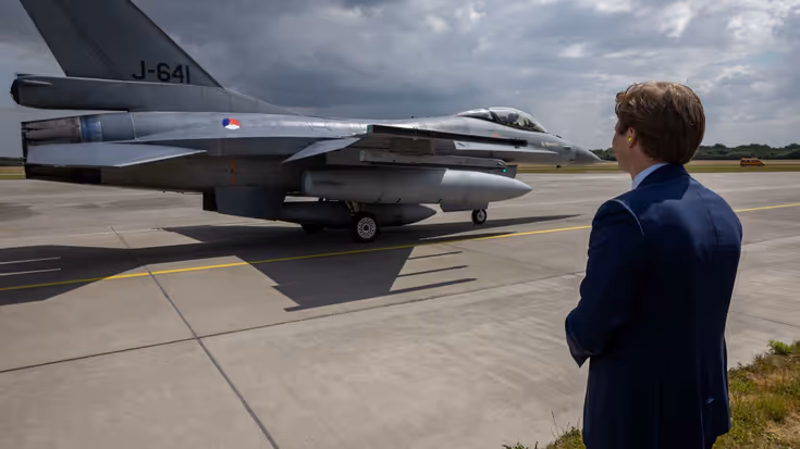 Een F-16 rijdt voorbij aan de minister.