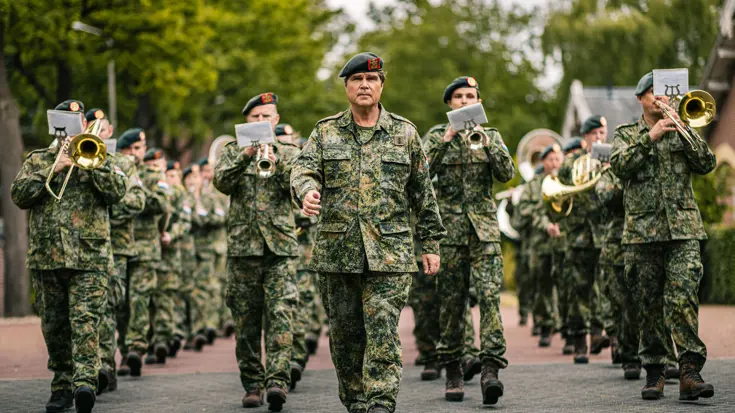 De Koninklijke Militaire Kapel 'Johan Willem Friso' marcheert met camouflagepak.