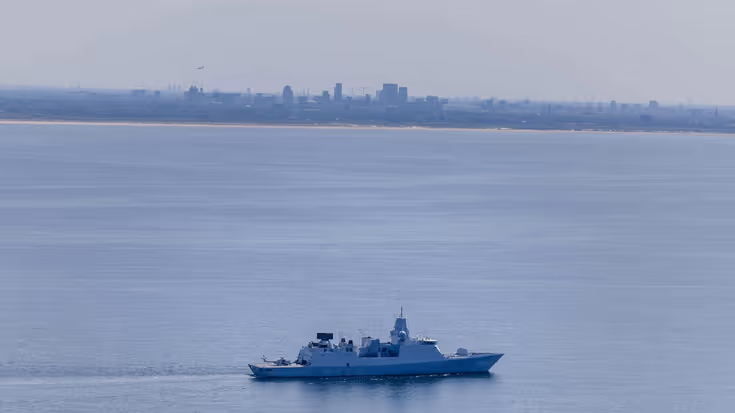 De marine vaart met enkele schepen voor de kust van Den Haag