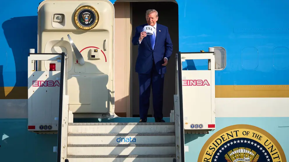 President Trump stapt uit Air Force One op Schiphol.