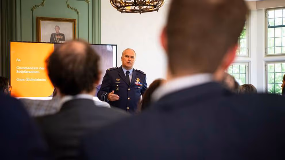 Commandant der Strijdkrachten generaal Onno Eichelsheim spreekt zaal toe.