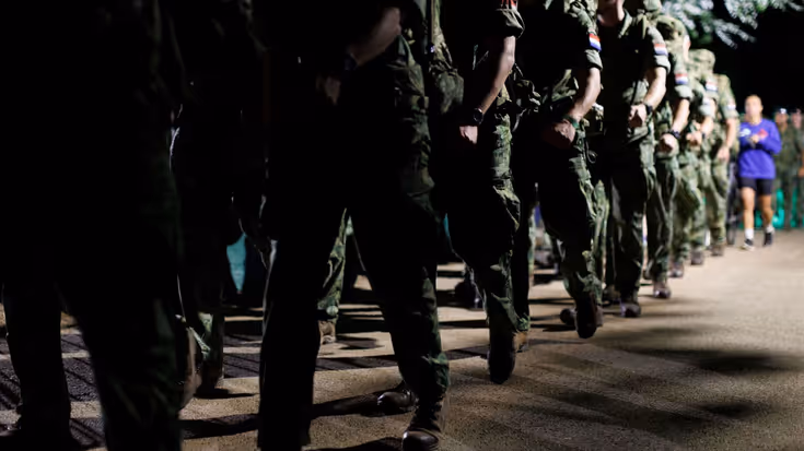 Militairen gaan naar de start. 