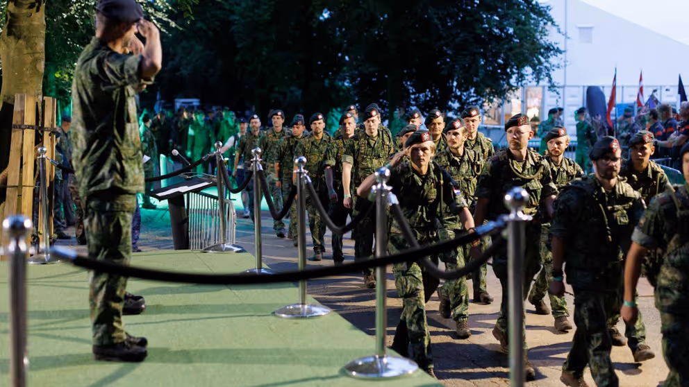 Militairen beginnen aan de eerste etappe van de Vierdaagse. 