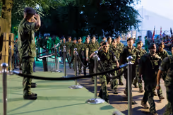 Militairen beginnen aan de eerste etappe van de Vierdaagse. 