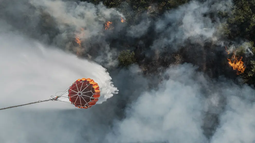 Waterdrop op vuurhaard gezien vanuit de lucht.