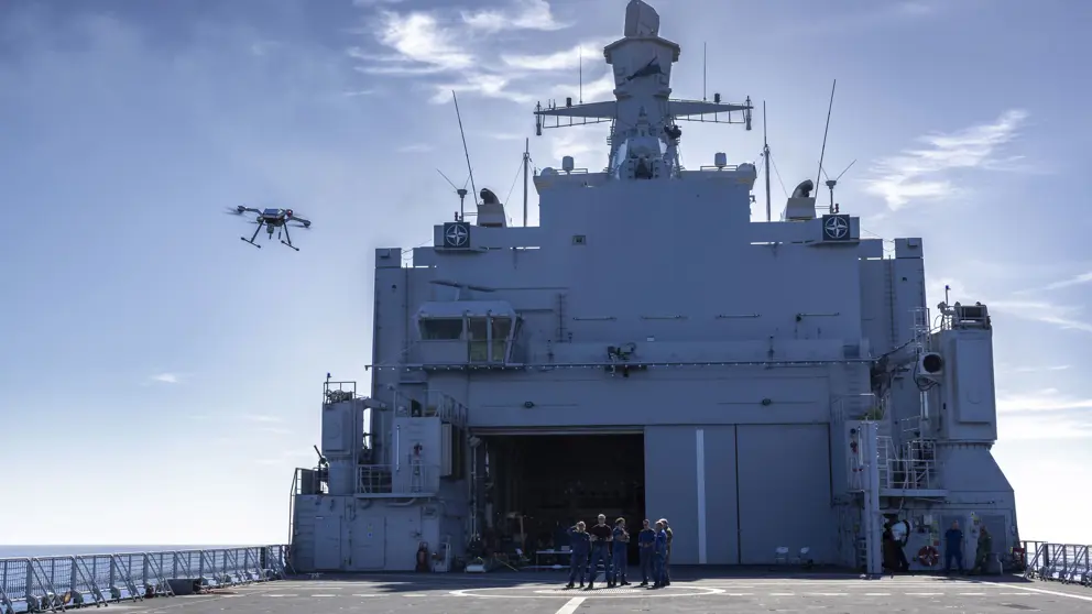 Drone stijgt op vanaf een scheepsdek.