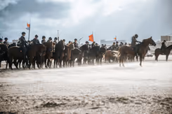 Ruiters te paard op het strand.