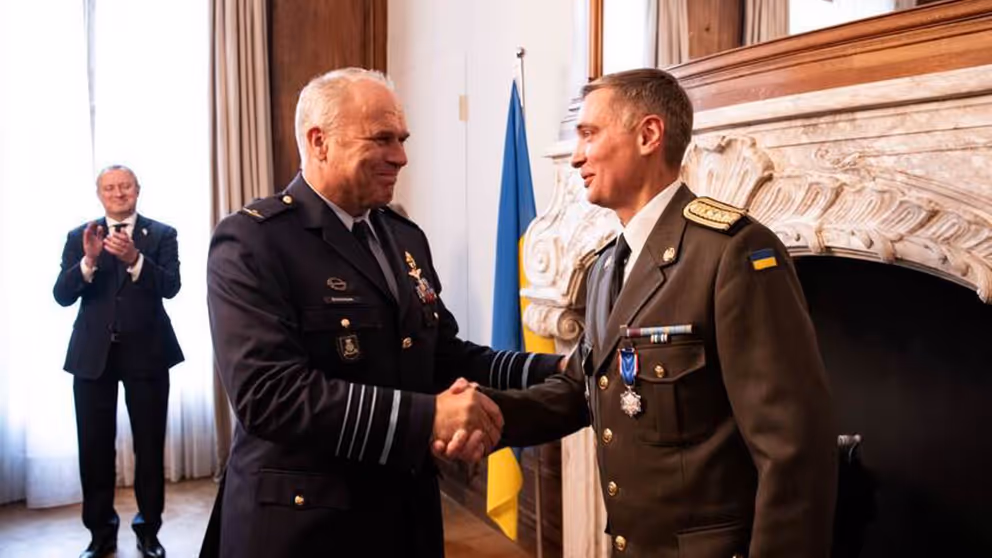 CDS Onno Eichelsheim feliciteert de Oekraïense defensieattaché Yurii Herashchenko met het Ereteken voor Verdienste in Zilver.