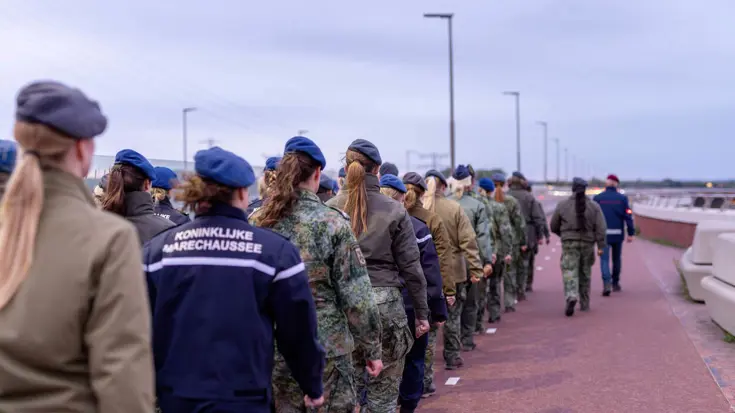 Vrouwelijke militairen op de rug gezien.