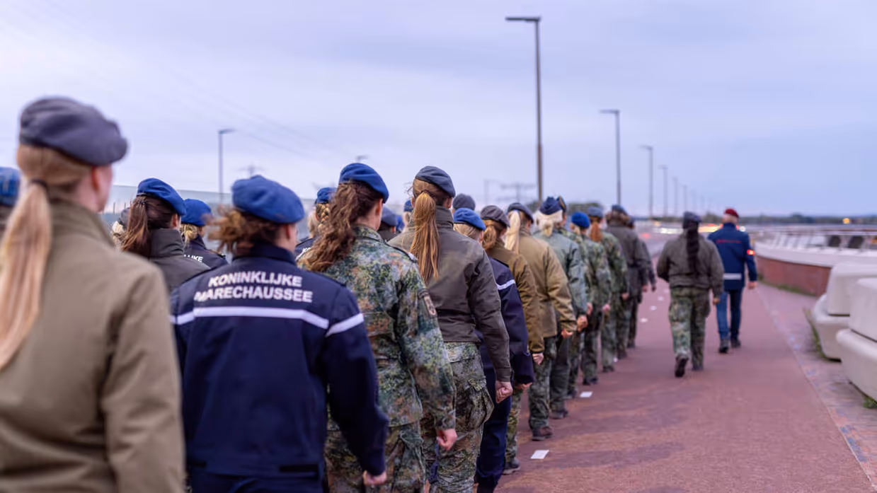 Vrouwelijke militairen op de rug gezien.